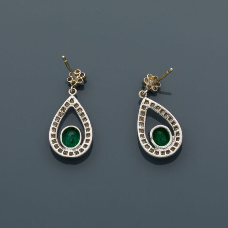 Paire de BOUCLES d'OREILLES "gouttes" en or gris (585‰) 14 carats, serti d'une…