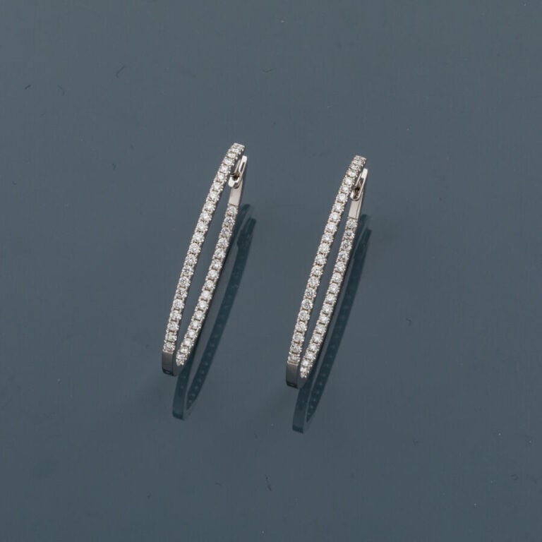 Paire de BOUCLES d'OREILLES " grandes créoles" en or gris (750‰) serti d'un ali…