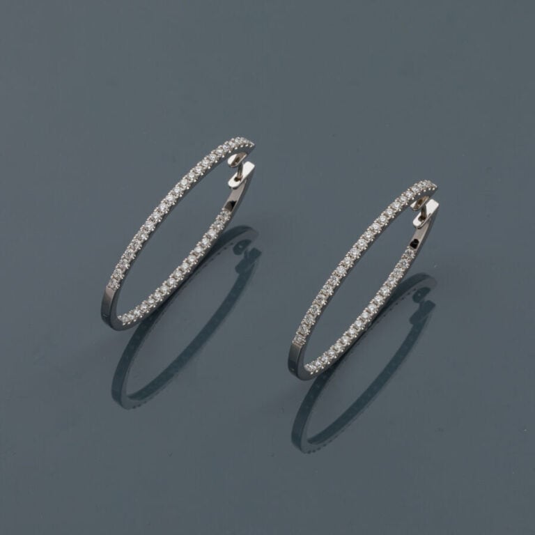 Paire de BOUCLES d'OREILLES " grandes créoles" en or gris (750‰) serti d'un ali…