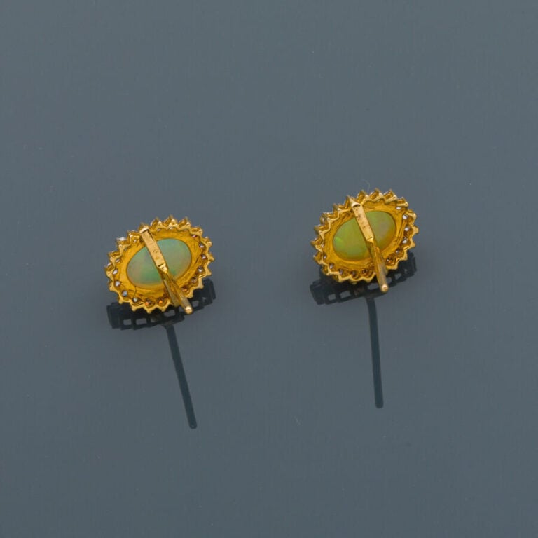 Paire de BOUCLES d'OREILLES ovales en or jaune (750‰) orné d'une opale cabochon…
