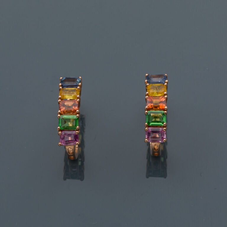 Paire de BOUCLES d'OREILLES "rainbow" en or rose (750‰) serti chacun d'un grena…