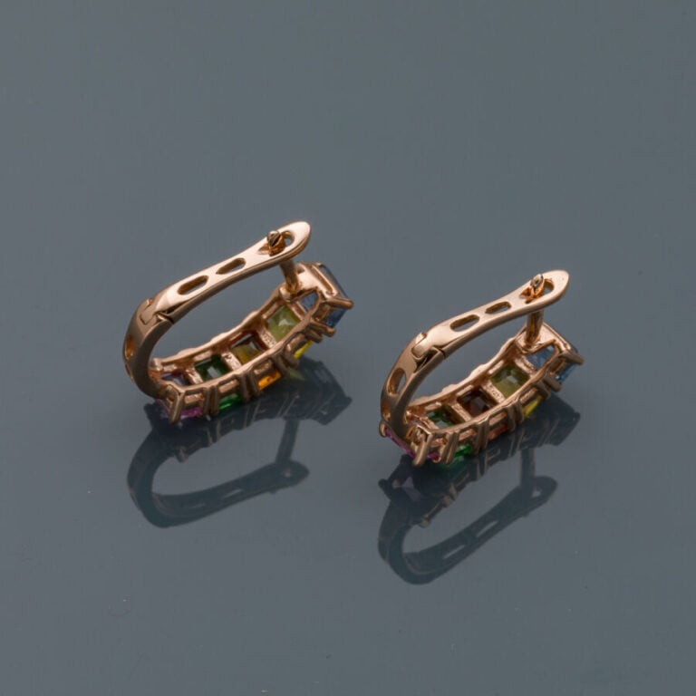 Paire de BOUCLES d'OREILLES "rainbow" en or rose (750‰) serti chacun d'un grena…
