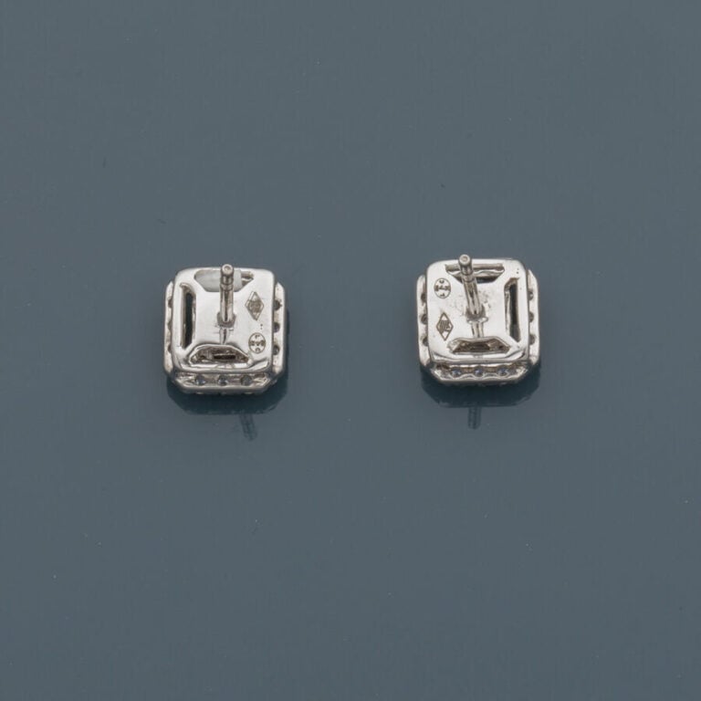 Paire de BOUCLES d'OREILLES rectangulaires en or gris (750‰) serti de diamants…
