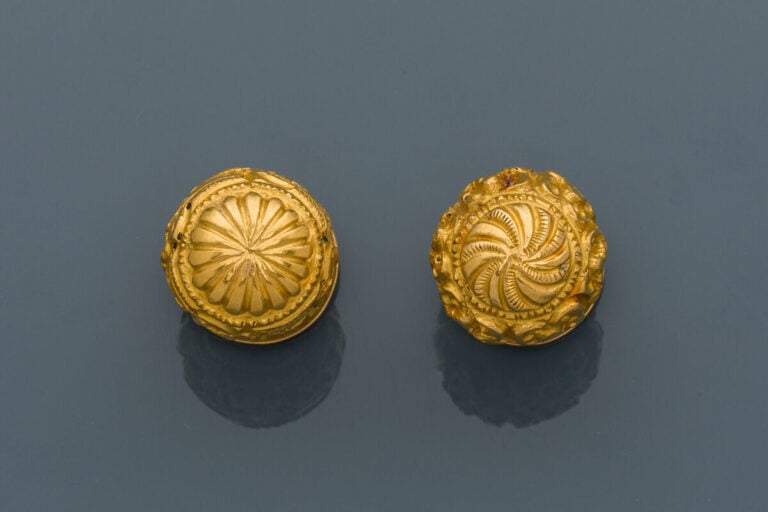 Paire de BOUTONS de COL "boules" en or jaune (750‰) ciselé et guilloché à motif…