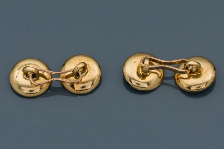Paire de BOUTONS de MANCHETTES "circulaires" en or jaune (750‰) orné de nacre b…