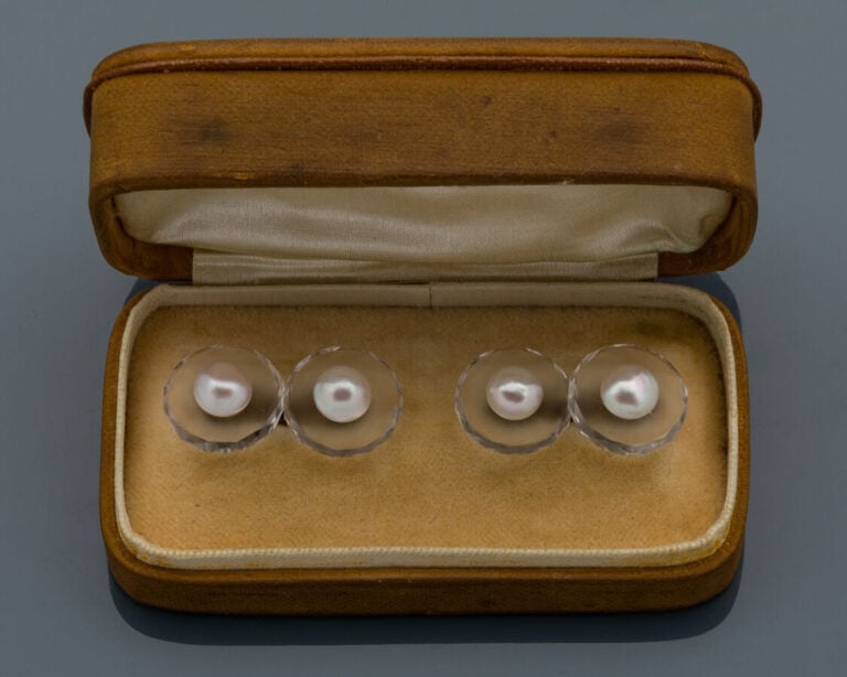Paire de BOUTONS de MANCHETTES "circulaires" en or jaune et or gris (750‰) comp…
