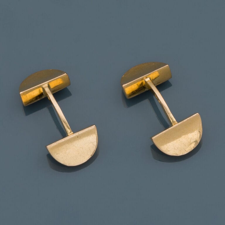 Paire de BOUTONS de MANCHETTES "demi-lune" en or jaune (750‰) rigide. - Travail…