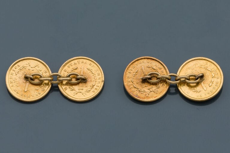 Paire de BOUTONS de MANCHETTES en or jaune (750‰) retenant quatre pièces de 1 d…