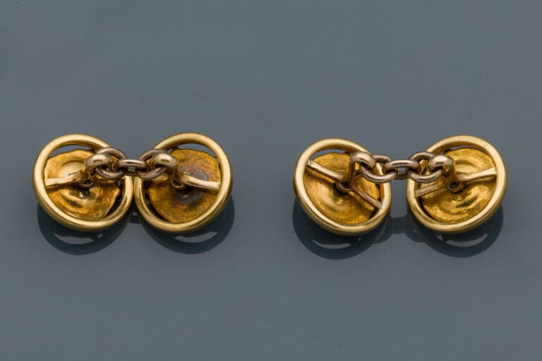 Paire de BOUTONS de MANCHETTES "fleurettes" circulaires en or jaune (585‰) 14 c…