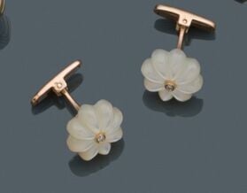 Paire de BOUTONS de MANCHETTES "fleurs" en or rose (375‰) 9 carats, orné de nac…