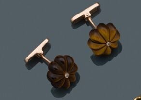 Paire de BOUTONS de MANCHETTES "fleurs" en or rose (375‰) 9 carats, orné de qua…