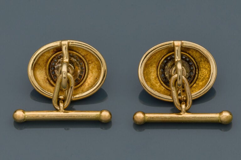 Paire de BOUTONS de MANCHETTES ovales en platine (min. 850%) et or jaune (750‰)…