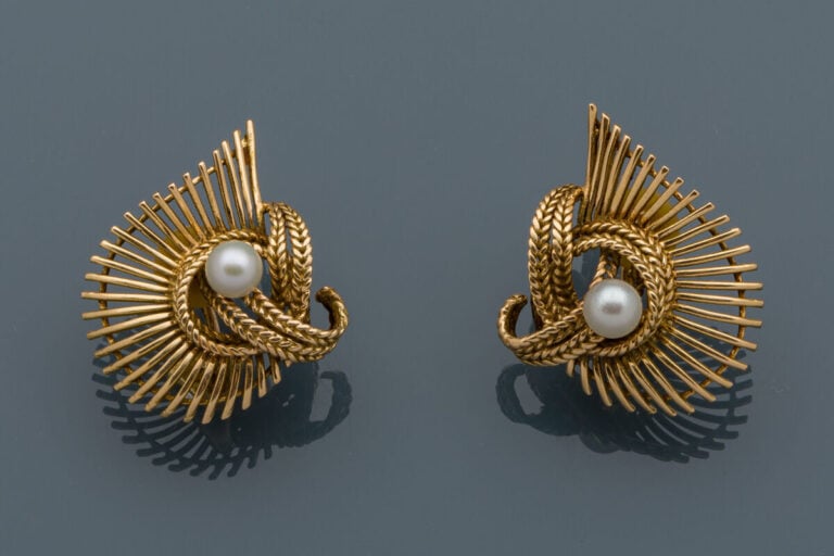 Paire de CLIPS d'OREILLES "volutes" en or jaune (750‰) ajouré à motifs rayonnan…
