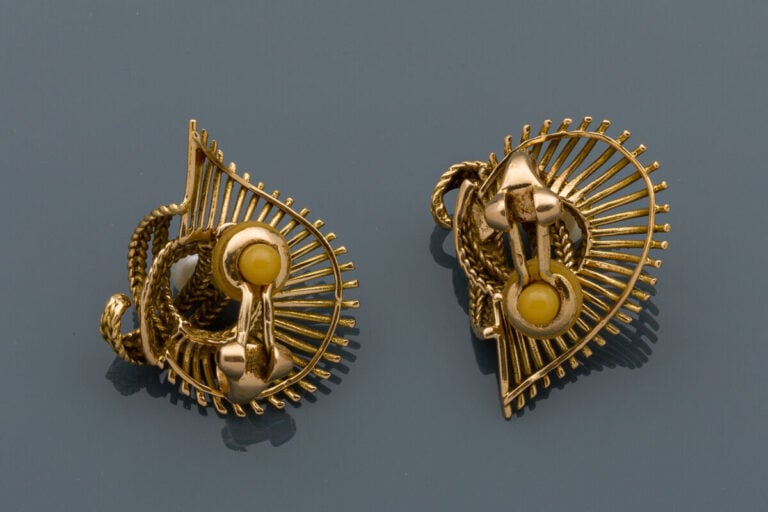 Paire de CLIPS d'OREILLES "volutes" en or jaune (750‰) ajouré à motifs rayonnan…