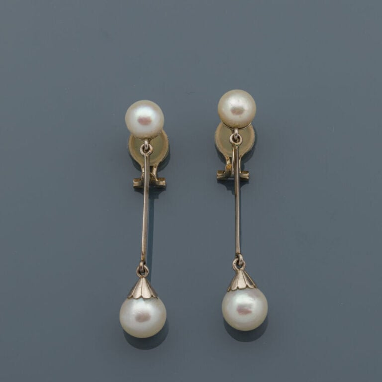 Paire de CLIPS/PENDANTS d'OREILLES en or gris (750‰) orné de deux perles de cul…