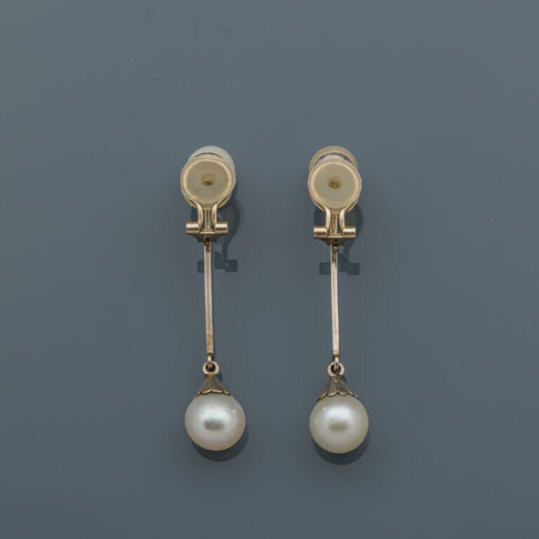 Paire de CLIPS/PENDANTS d'OREILLES en or gris (750‰) orné de deux perles de cul…