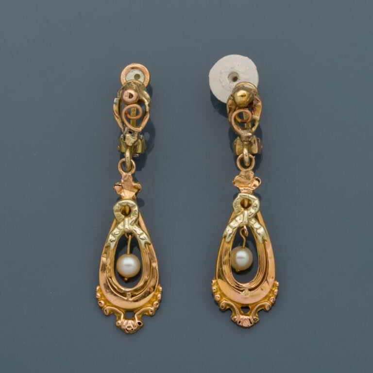 Paire de CLIPS/PENDANTS d'OREILLES en or jaune (750‰) ajouré, retenant deux pet…