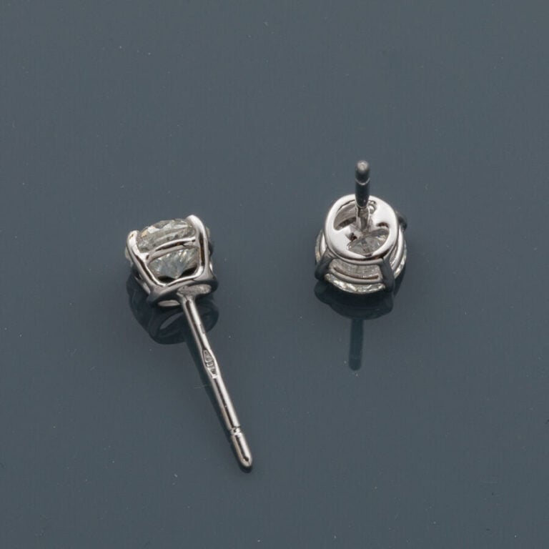 Paire de CLOUS d'OREILLES en or gris (750‰) serti d'un diamant taille brillant.…