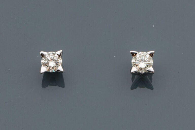 Paire de CLOUS d'OREILLES en or gris (750‰) serti de diamants taille brillant.…