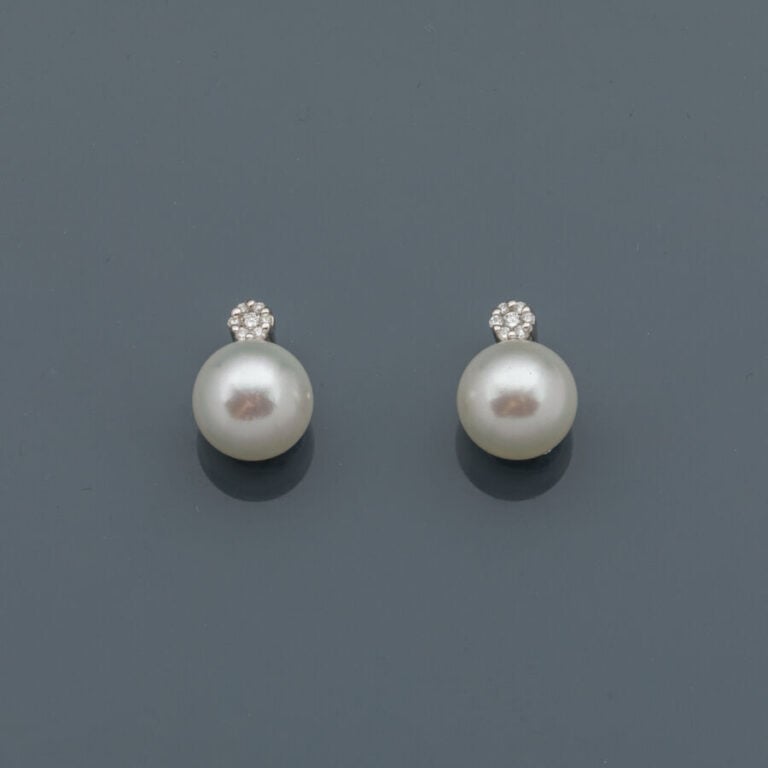 Paire de CLOUS d'OREILLES en or gris (750‰) serti de petits diamants taille bri…