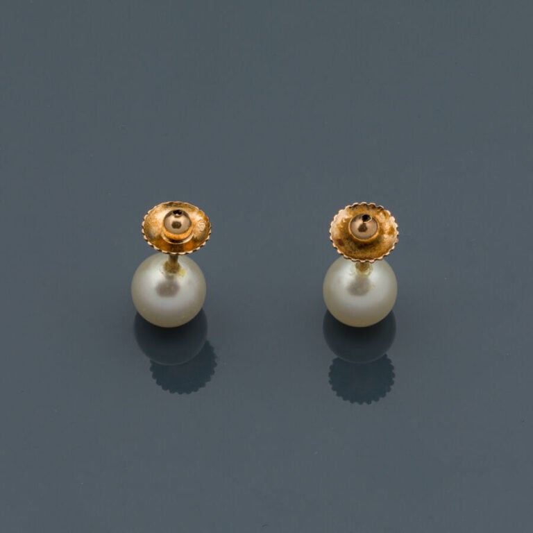 Paire de CLOUS d'OREILLES en or jaune (750‰) orné de perles de culture de coule…