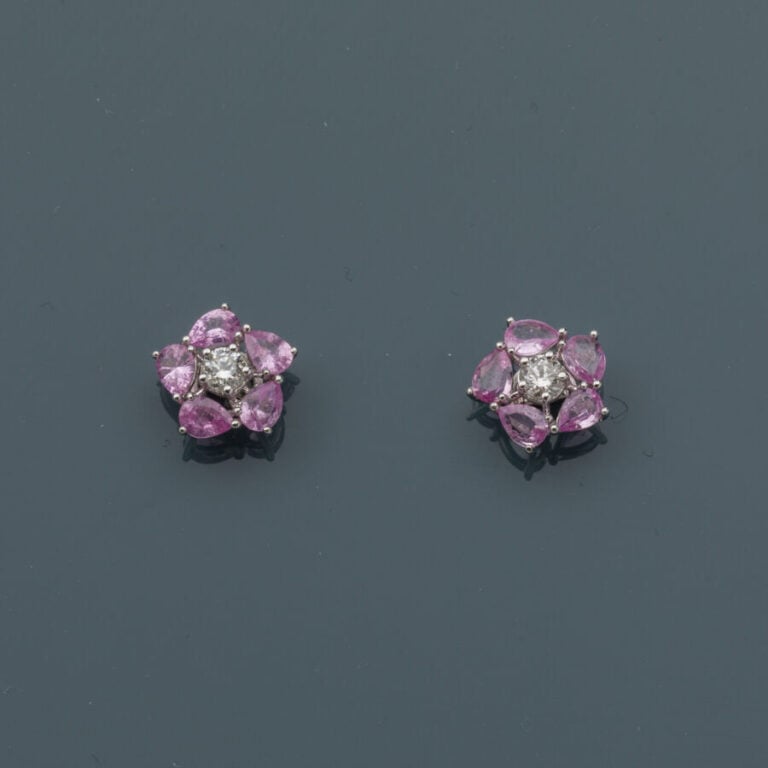 Paire de CLOUS d'OREILLES "fleurs" en or gris (750‰) centré chacun d'un diamant…