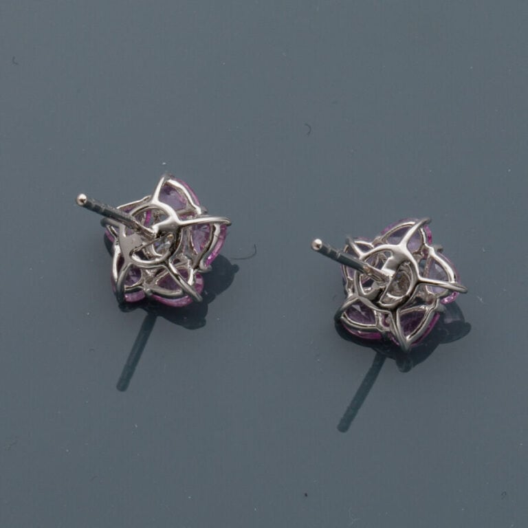 Paire de CLOUS d'OREILLES "fleurs" en or gris (750‰) centré chacun d'un diamant…