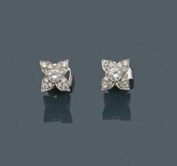 Paire de CLOUS d'OREILLES "fleurs" en or gris (750‰) serti de diamants taille b…