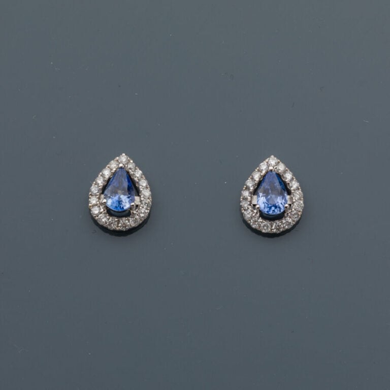 Paire de CLOUS d'OREILLES "gouttes" en or gris (750‰) ajouré, serti chacun d'un…