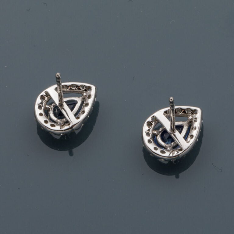 Paire de CLOUS d'OREILLES "gouttes" en or gris (750‰) ajouré, serti chacun d'un…