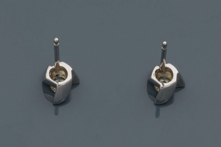 Paire de CLOUS d'OREILLES "hélices" en or gris (750‰) serti de diamants taille…