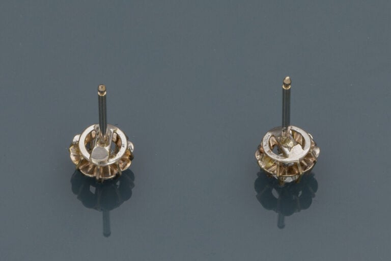 Paire de CLOUS d'OREILLES juponnés en or gris (750‰) serti de deux diamants tai…