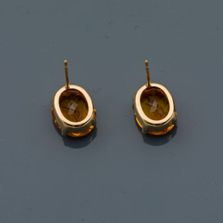 Paire de CLOUS d'OREILLES ovales en or jaune (750‰) serti chacun d'une citrine.…