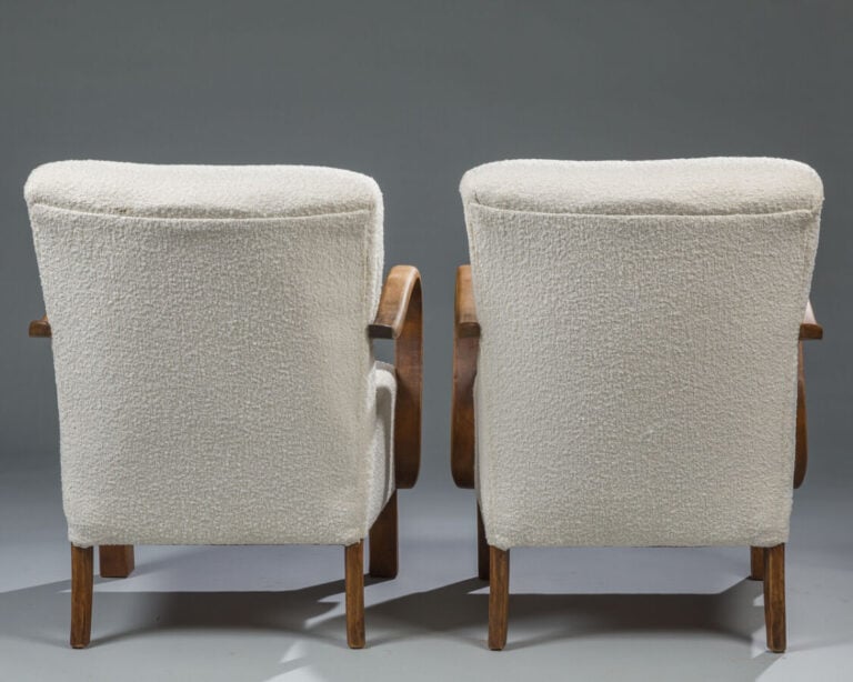 Paire de fauteuils à accotoirs en bois courbé - Recouverts de tissu bouclette b…