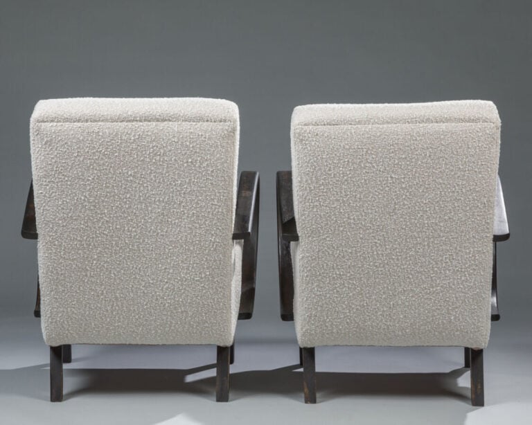 Paire de fauteuils à accotoirs en bois courbé - teinté - Recouverts de tissu bo…
