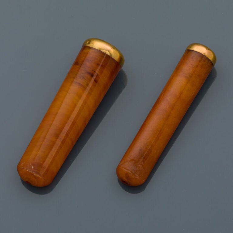 Paire de FUME-CIGARETTE en résine orange, bagues en or jaune (750‰). - Travail…