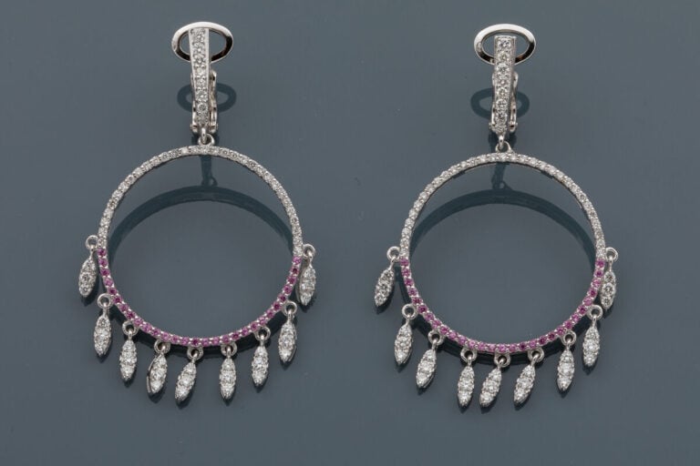 Paire de PENDANTS d'OREILLES circulaires en or gris (750‰) ajouré, serti de dia…