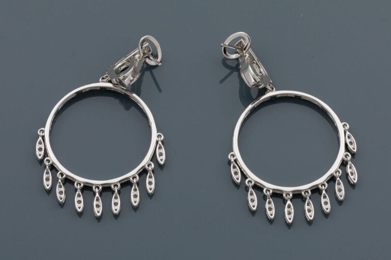 Paire de PENDANTS d'OREILLES circulaires en or gris (750‰) ajouré, serti de dia…