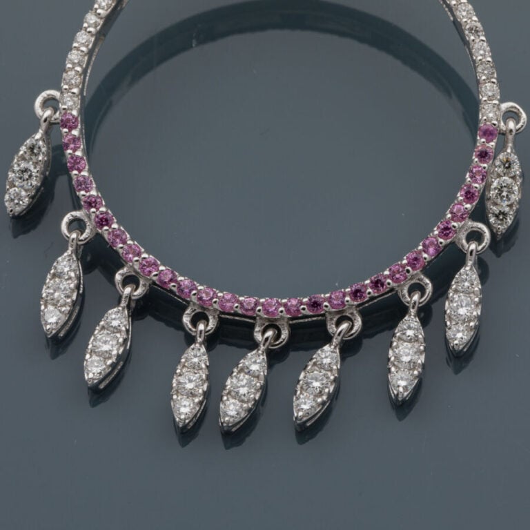 Paire de PENDANTS d'OREILLES circulaires en or gris (750‰) ajouré, serti de dia…