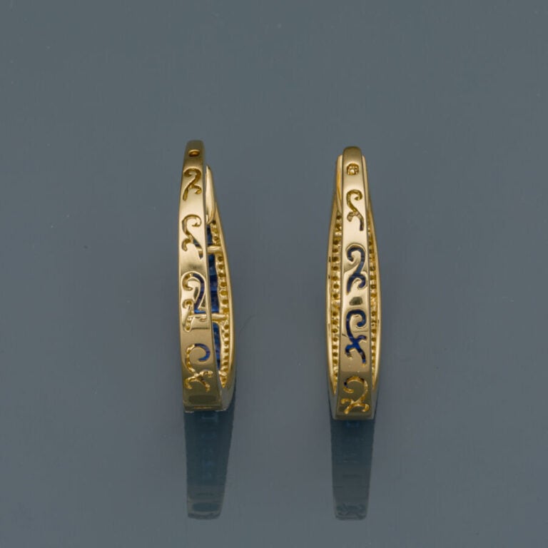 Paire de PENDANTS d'OREILLES "créoles" en or jaune (750‰) serti d'alignements d…