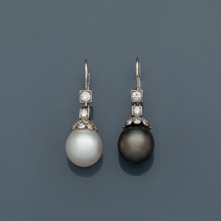 Paire de PENDANTS d'OREILLES "dormeuses" en or gris (750‰) serti de perles de c…