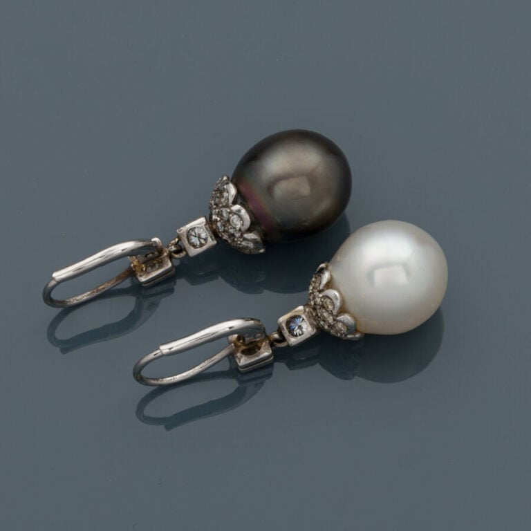 Paire de PENDANTS d'OREILLES "dormeuses" en or gris (750‰) serti de perles de c…