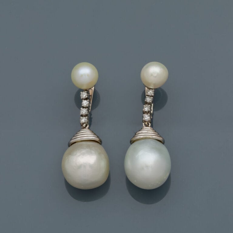 Paire de PENDANTS d'OREILLES en or gris (750‰) godronné, orné de perles de cult…