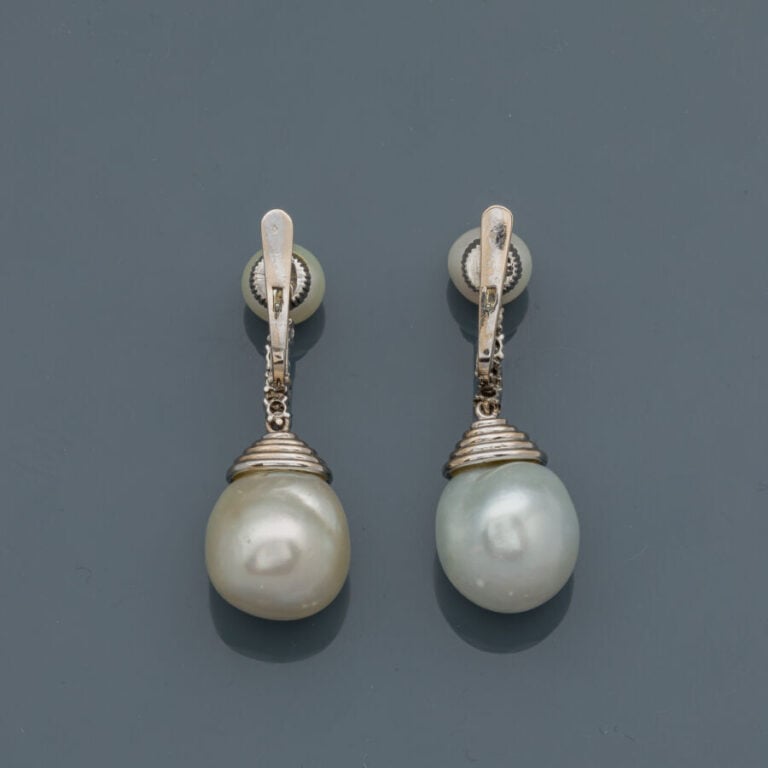 Paire de PENDANTS d'OREILLES en or gris (750‰) godronné, orné de perles de cult…