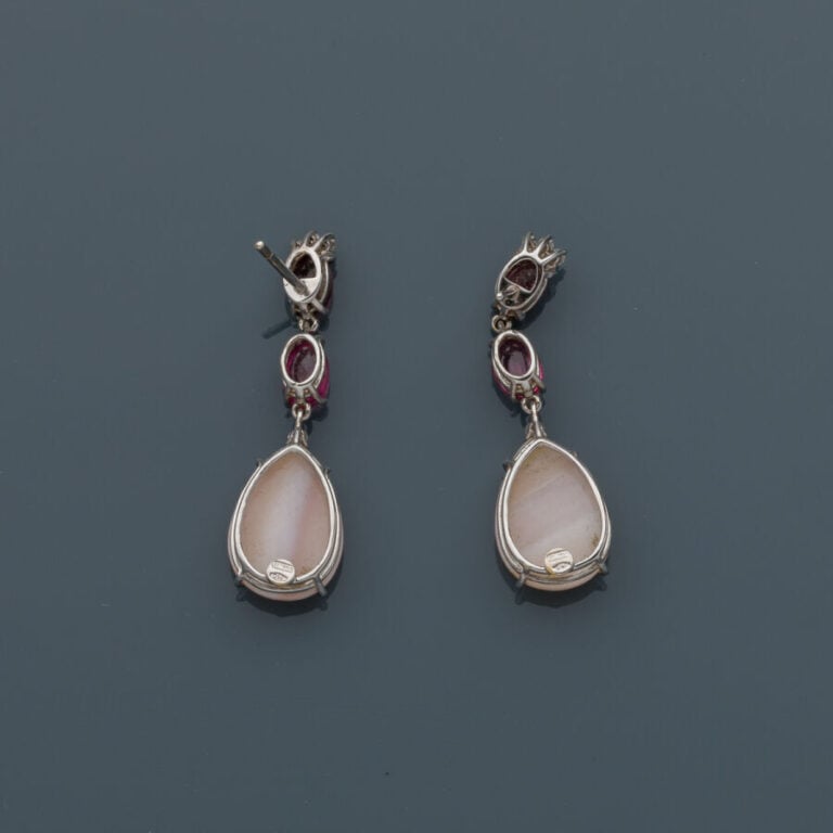Paire de PENDANTS d'OREILLES en or gris (750‰) serti de deux tourmalines roses…