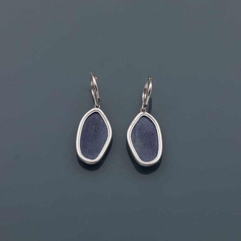 Paire de PENDANTS d'OREILLES en or gris (750‰) serti de saphirs facettés, entou…