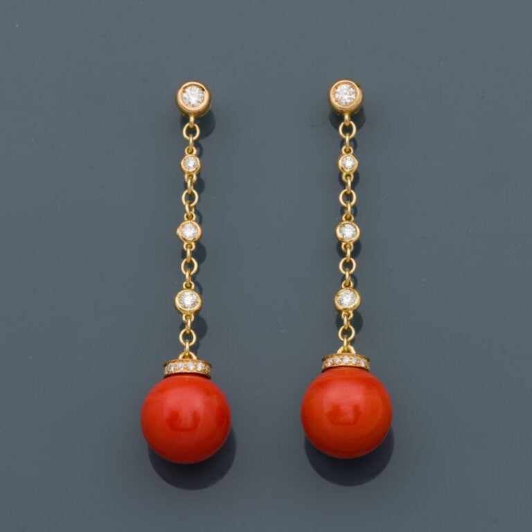 Paire de PENDANTS d'OREILLES en or jaune (750‰) composé chacun d'une chaînette…