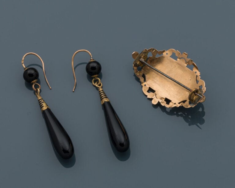 Paire de PENDANTS d'OREILLES en or jaune (750‰) orné d'onyx et d'émail noir. Ma…