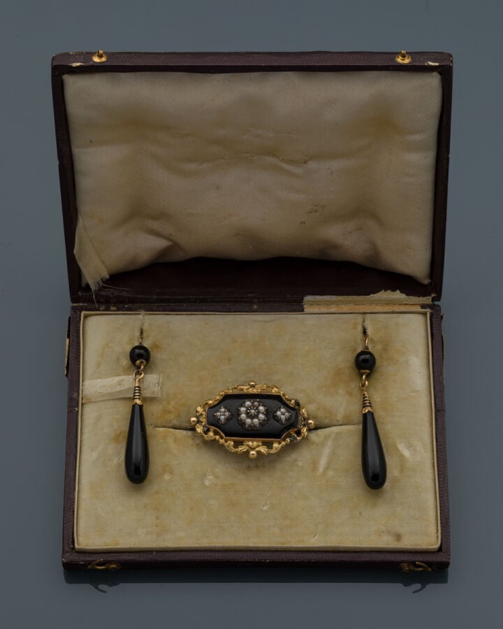 Paire de PENDANTS d'OREILLES en or jaune (750‰) orné d'onyx et d'émail noir. Ma…