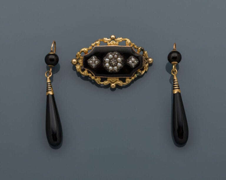 Paire de PENDANTS d'OREILLES en or jaune (750‰) orné d'onyx et d'émail noir. Ma…